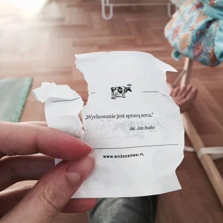 Krówka po rozpakowaniu – krucha z zewnątrz, miękka i ciągnąca w środku.