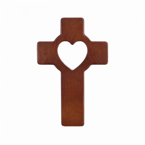 Krzyż drewniany z wyciętym sercem