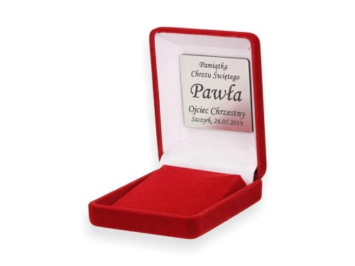 czerwone welurowe pudełeczko