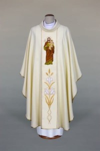 Ornat haftowany, zdobiony wizerunkiem Świętego Józefa.