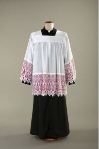 Komża kanonicka z gipiurą i podbitką