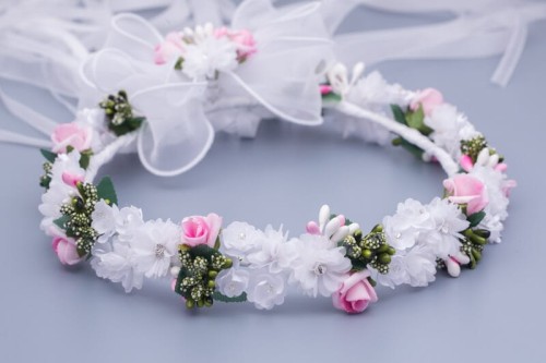 Białe kwiaty z delikatnymi różowymi pączkami tworzą świeżą kompozycję.