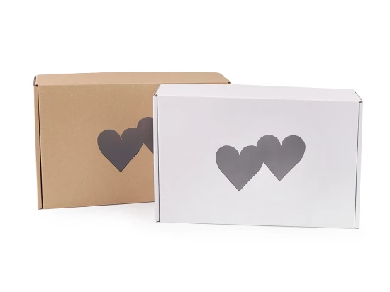 Papierowe pudełko ma na wieczku wycięcie w kształcie dwóch serc