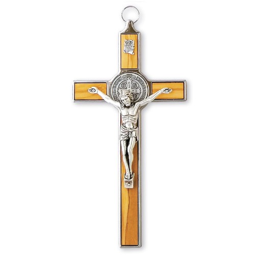 Starannie wykonany, klasyczny krucyfiks benedyktyński z Włoch.