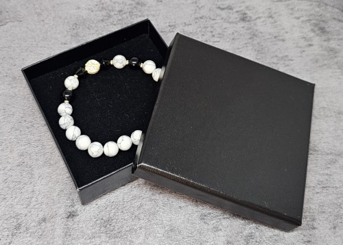 Bransoletka z Różą Wiatrów i Kamieniami Naturalnymi: Howlit Biały oraz Czarny Onyks