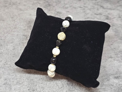 Bransoletka z Różą Wiatrów i Kamieniami Naturalnymi: Howlit Biały oraz Czarny Onyks