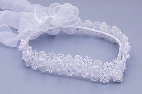 Pełne białe różyczki tworzą klasyczną, elegancką kompozycję.