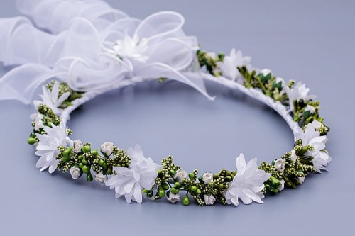 Białe kwiaty i zielone pączki tworzą świeżą, naturalną kompozycję.