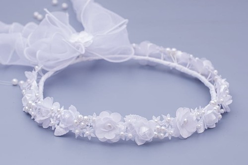 Półtransparentne kwiaty tworzą lekką, bardzo subtelną kompozycję komunijną.