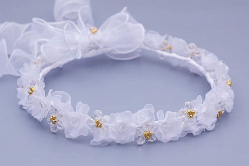 Półtransparentne kwiaty tworzą lekką, elegancką kompozycję komunijną.