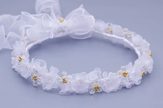 Półtransparentne kwiaty tworzą lekką, elegancką kompozycję komunijną.