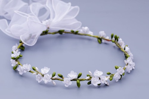 Drobne białe kwiatuszki tworzą lekką, naturalną kompozycję.