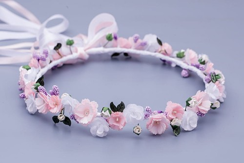 Pastelowe kwiaty w bieli i pudrowym różu tworzą lekką kompozycję.