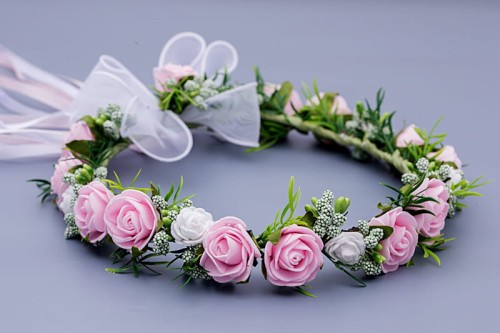 Pudrowo-różowe i białe różyczki tworzą romantyczną, komunijną kompozycję.