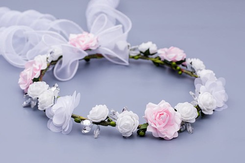Białe i pudrowo-różowe różyczki tworzą elegancką kompozycję.