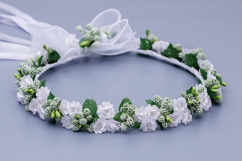 Drobne białe kwiaty tworzą lekką i naturalną kompozycję.