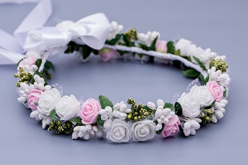 Pełne białe i pudrowo-różowe różyczki tworzą elegancką kompozycję.