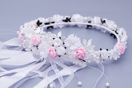 Białe kwiaty z pudrowo-różowymi różyczkami tworzą lekką, dziewczęcą kompozycję.