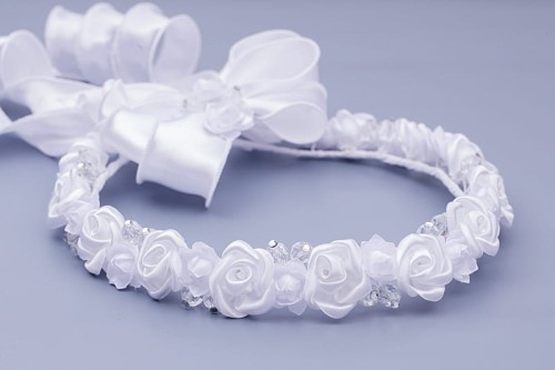 Pełne białe różyczki tworzą klasyczną, elegancką kompozycję.