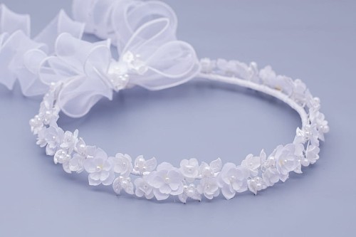 Półtransparentne kwiaty nadają wiankowi niezwykłej lekkości.