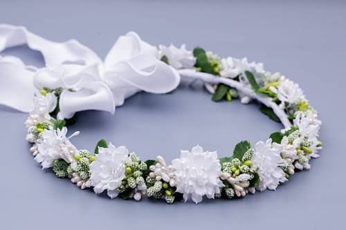 Białe kwiaty z zielonymi akcentami tworzą świeżą, naturalną kompozycję.