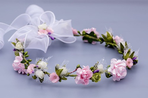 Pastelowe kwiaty w odcieniach różu i bieli tworzą lekką, dziewczęcą kompozycję komunijną.