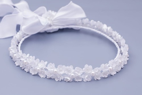 Drobne białe kwiatuszki tworzą lekką, minimalistyczną kompozycję komunijną.