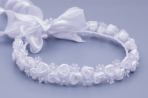 Satynowe różyczki tworzą elegancką, harmonijną kompozycję.