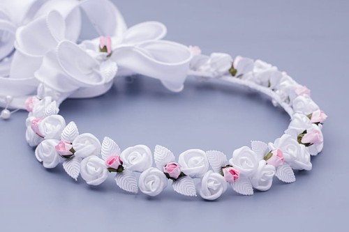 Białe różyczki z delikatnymi różowymi pączkami tworzą lekką, elegancką kompozycję.