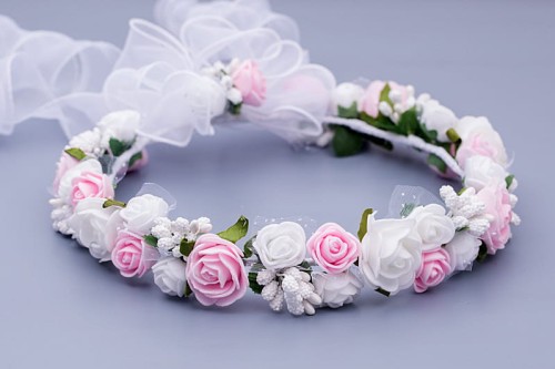 Różowo-białe różyczki tworzą romantyczną, bardzo elegancką kompozycję.