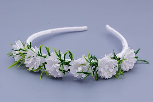 Delikatne białe kwiaty tworzą elegancką i lekką kompozycję.