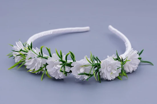Delikatne białe kwiaty tworzą elegancką i lekką kompozycję.