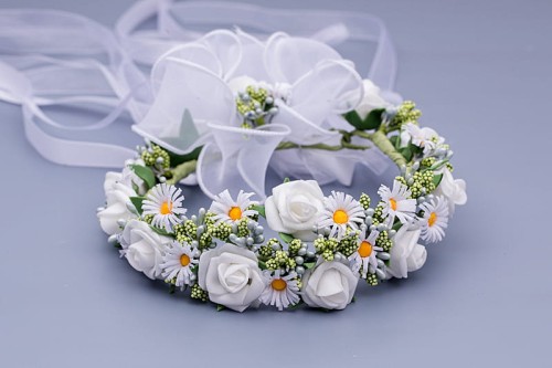 Wianek komunijny na koczek z białymi różami i rumiankami.