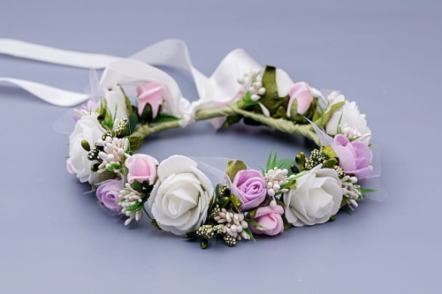 Wianek komunijny na koczek w bieli z pudrowym różem i lilią.