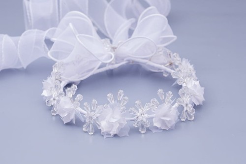 Wianek komunijny na koczek z białymi kwiatami i kryształkami.