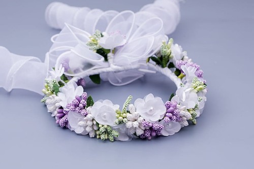 Biały wianek komunijny na koczek z delikatnymi liliowymi pączkami.