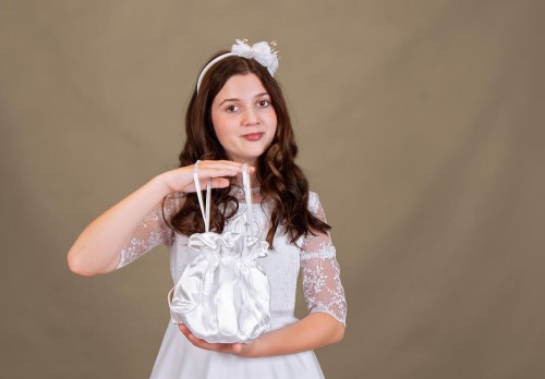 Satynowy materiał delikatnie odbija światło i dodaje elegancji.