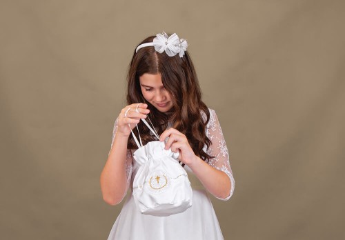 Delikatny złoty haft podkreśla sakramentalny charakter uroczystości.