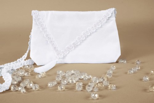 Koronkowa lamówka nadaje torebce subtelnej elegancji.