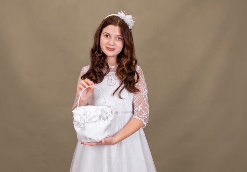 Dekoracyjne satynowe kwiaty nadają romantycznego charakteru.