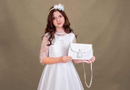 Elegancka kopertowa forma podkreśla uroczysty charakter stylizacji.