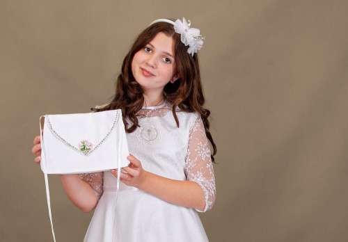 Kryształowa lamówka dodaje subtelnego, eleganckiego blasku.