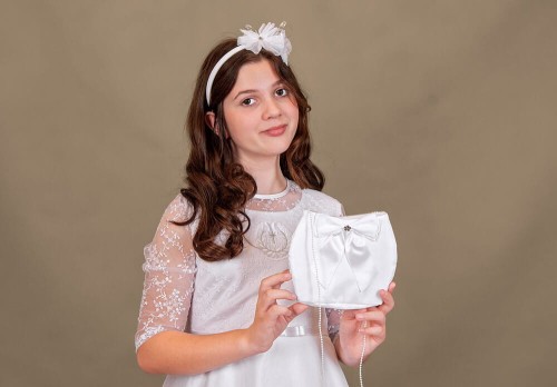 Satynowa kokarda z kryształkiem dodaje subtelnej elegancji.