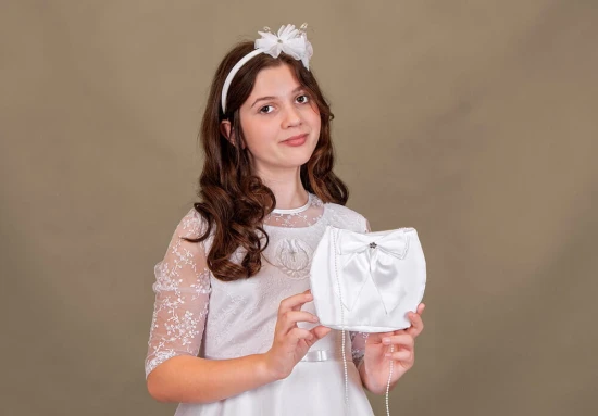 Satynowa kokarda z kryształkiem dodaje subtelnej elegancji.