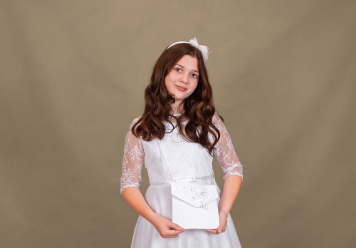 Haftowana aplikacja z drobnymi kryształkami dodaje elegancji.