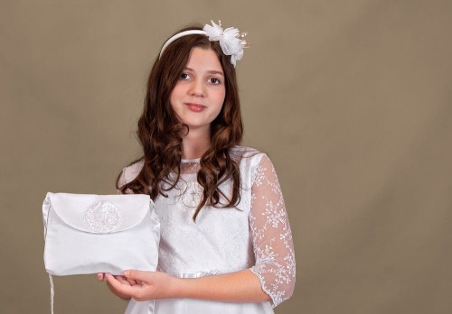 Haftowany symbol IHS podkreśla sakramentalny charakter Komunii.