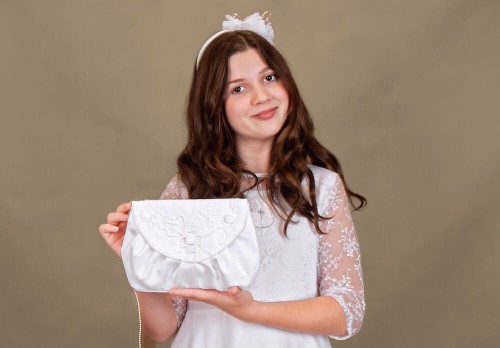 Haft sakralny podkreśla uroczysty charakter Komunii.