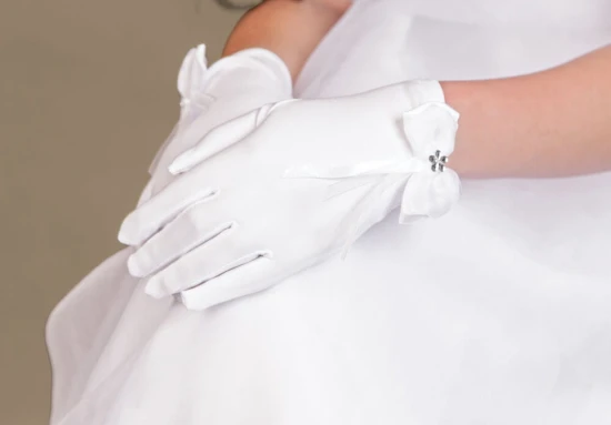 Rękawiczki komunijne z pełnymi palcami i elegancką organzową kokardą.