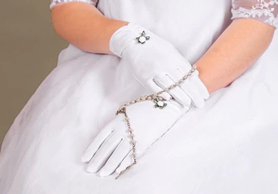 Rękawiczki komunijne z pełnymi palcami i delikatnym kwiatowym akcentem.
