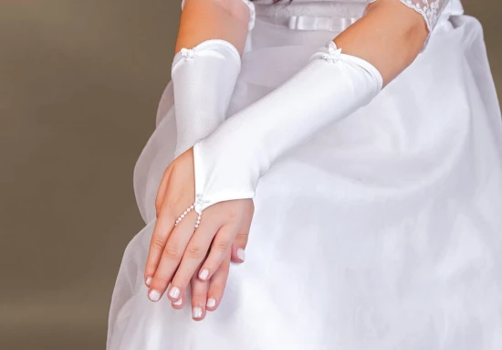 Długie rękawiczki komunijne o eleganckiej, klasycznej formie.